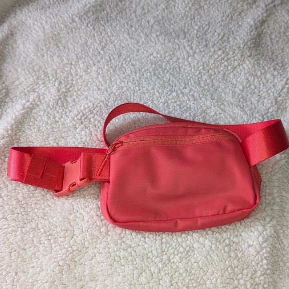 Lululemon Everywhere Belt Bag 1L in Pale Raspberry - Picture 3 of 7